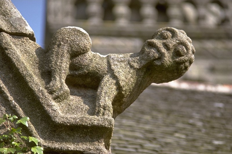 Bähh - Figur an einer bretonischen Kirche (Bretagne)