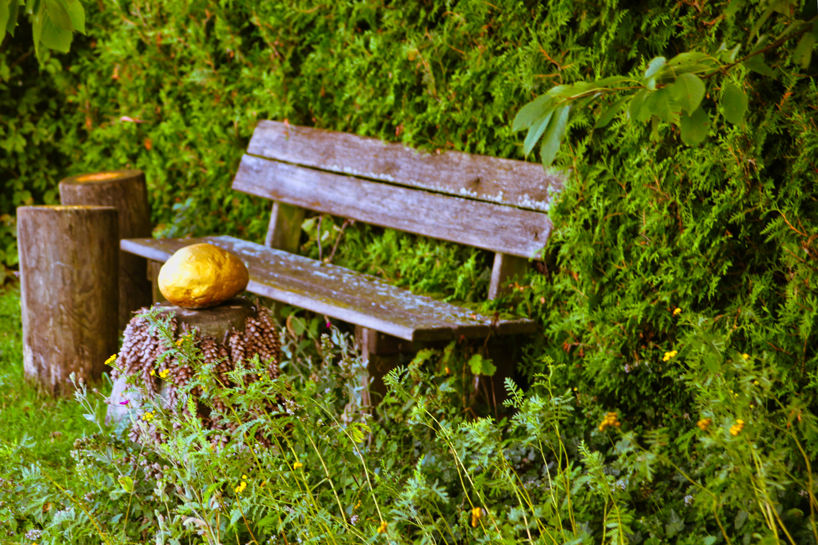 Bänke im Garten Auhof.. mal am Brunnen, mal verstecket