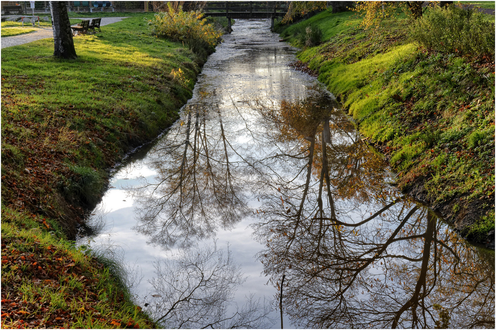 Bänke und Brücke