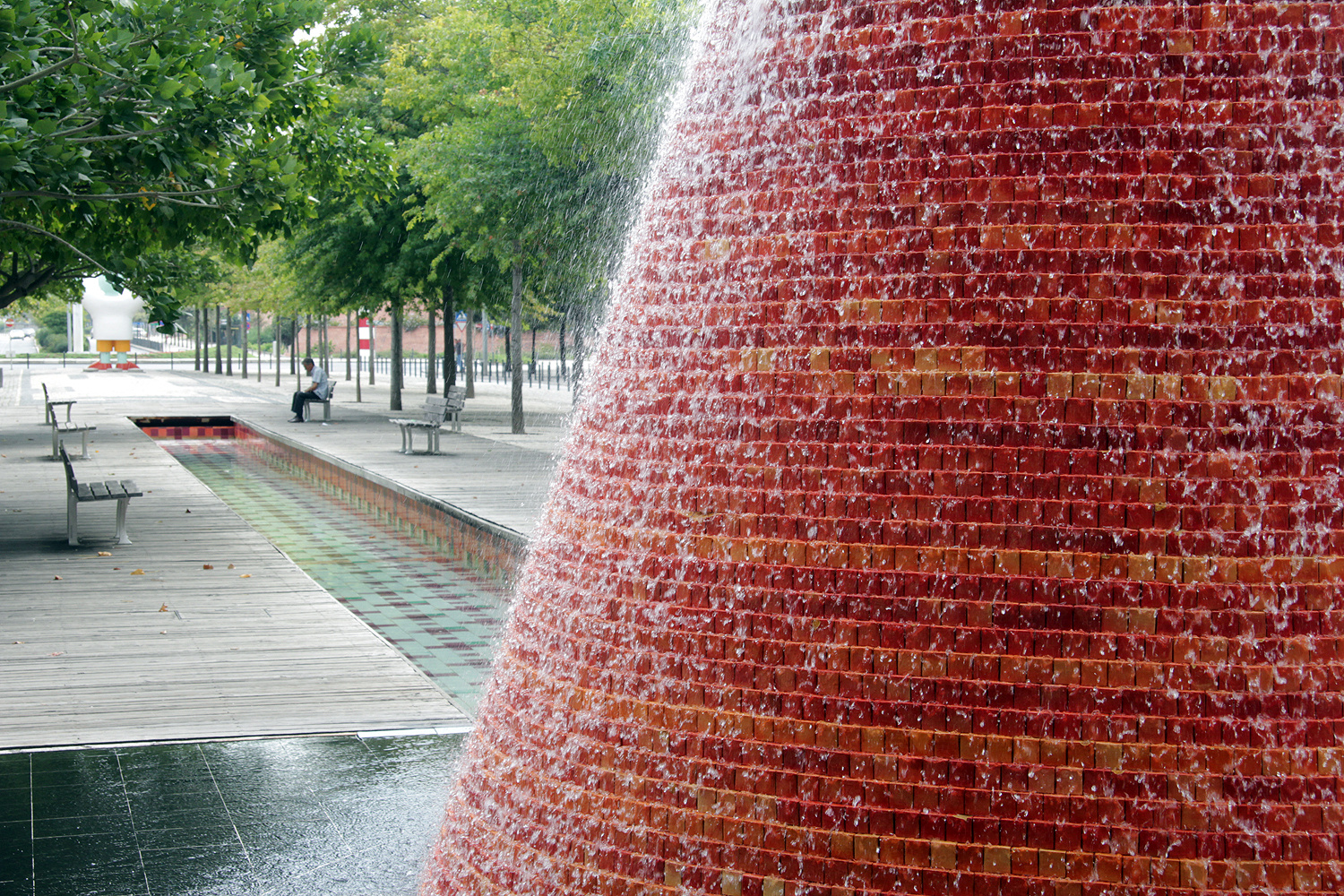 Bänke und Wasser - Entspannung auf dem Expo-Gelände von Lissabon