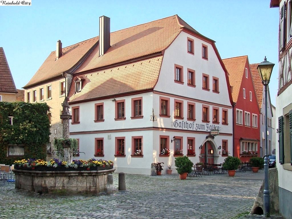 Bärenbrunnen mit Gasthof Falken.