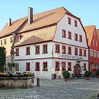 Bärenbrunnen mit Gasthof Falken.