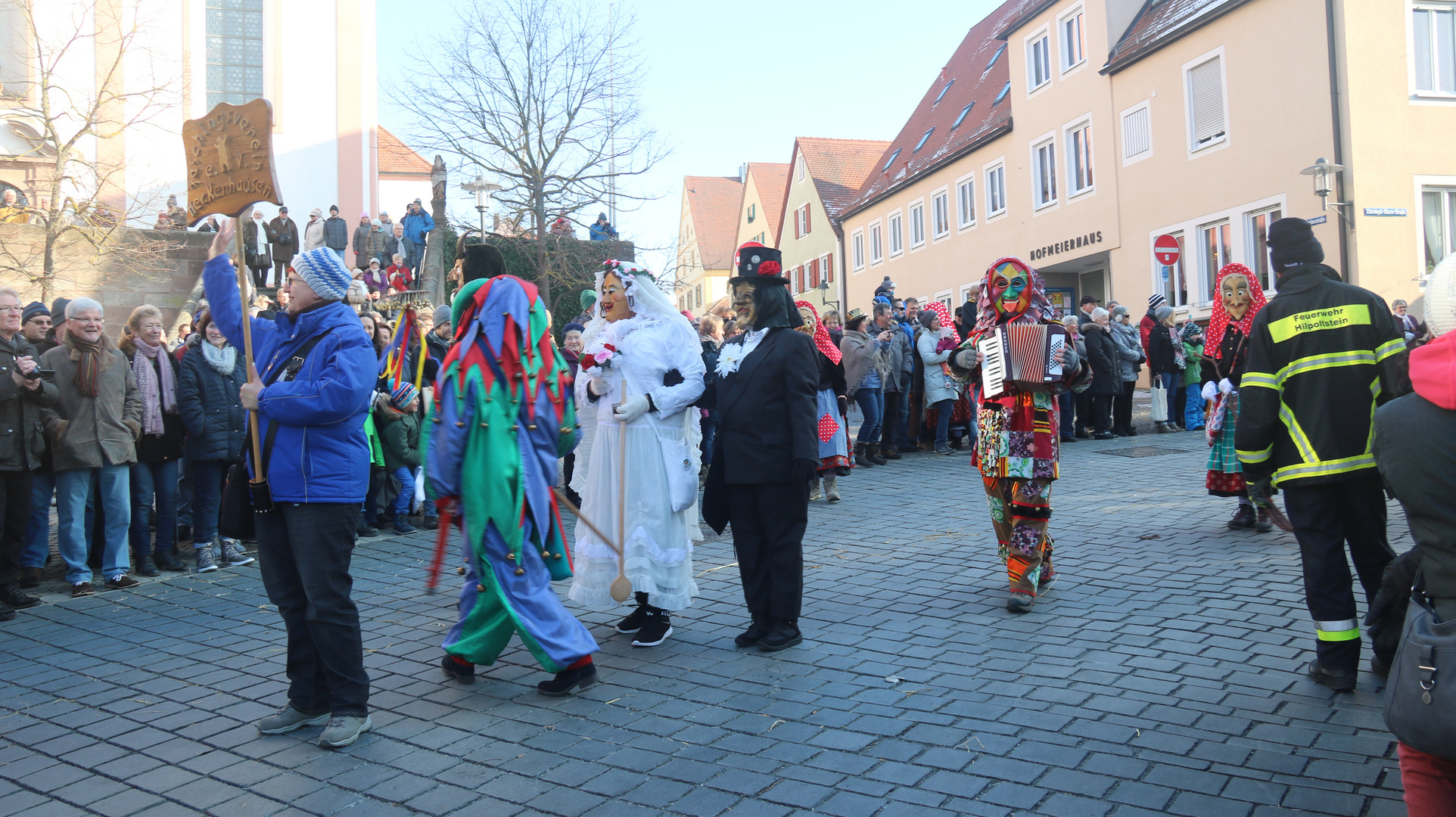 Bärentreiber mit Hochzeitsgesellschaft