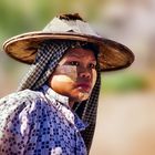 Bäuerin bei harter Arbeit im Norden von Myanmar
