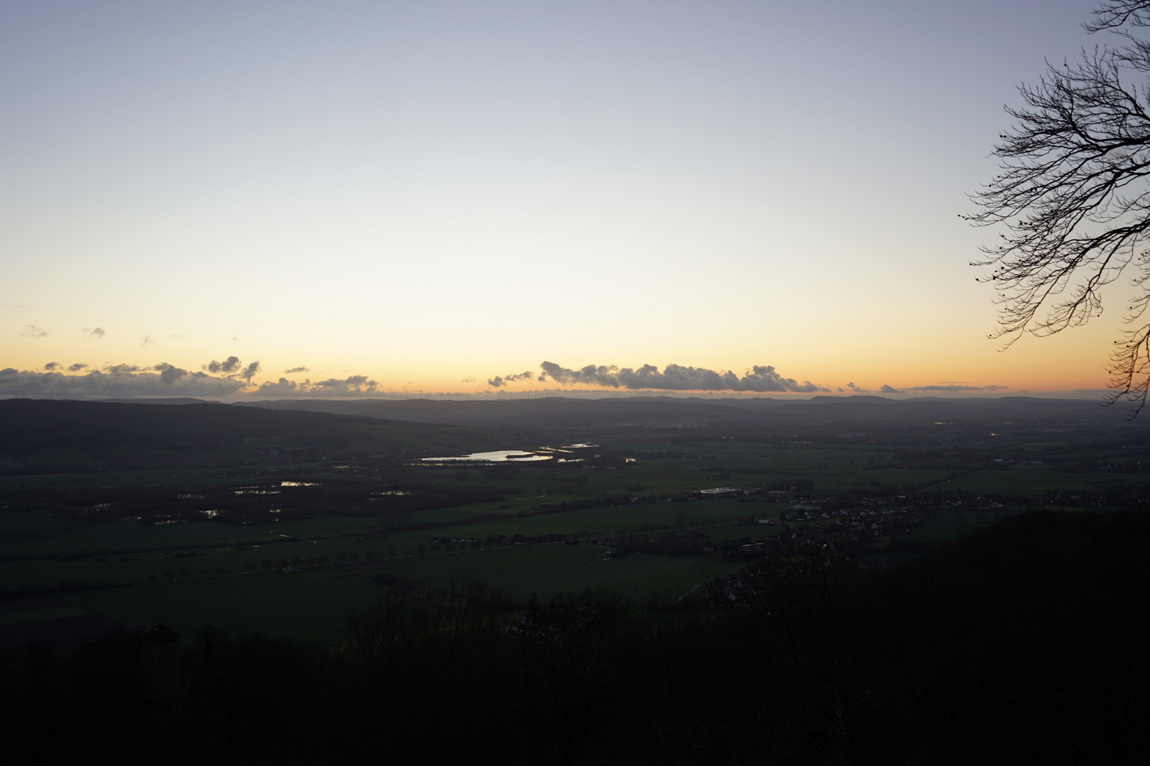 Bäume im Winter mit Sonnenuntergang