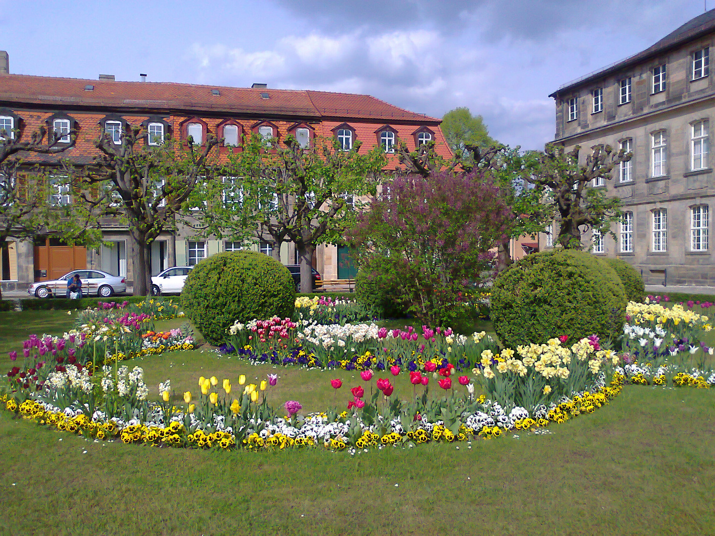 Bäume und Blumen vor dem neuen Schloss in Bayreuth am 02.05.2015