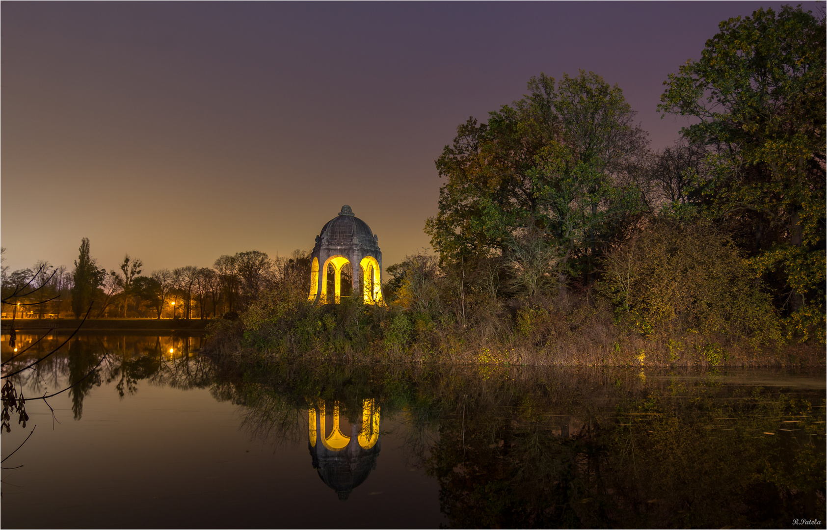 Bäume und Tempel