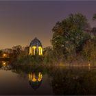 Bäume und Tempel