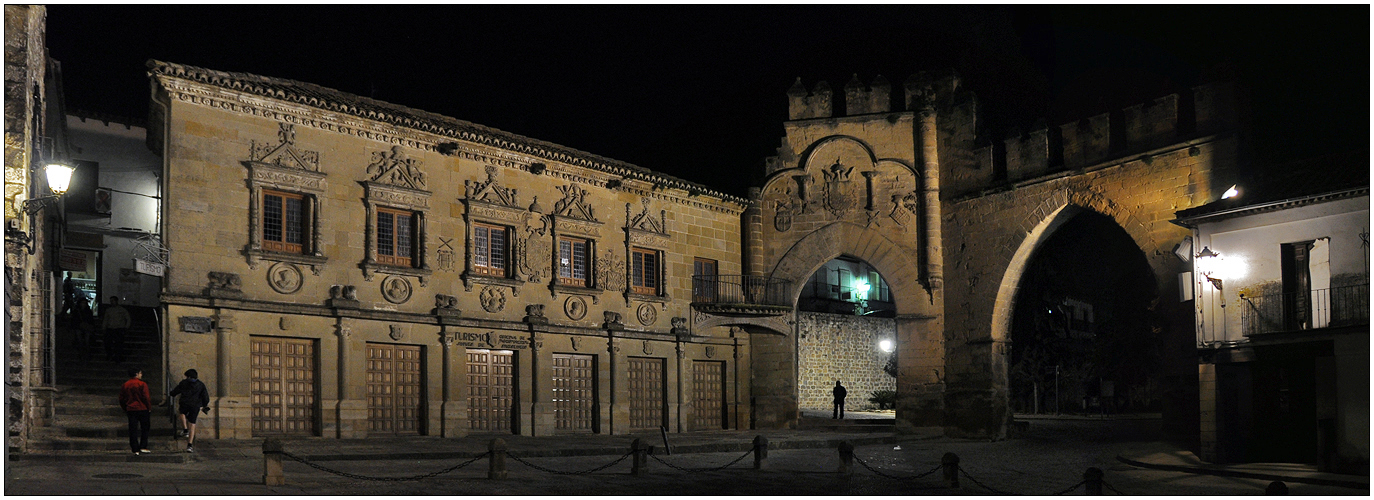 Baeza | Arco de Villalar und Puerta de Jaén am Abend