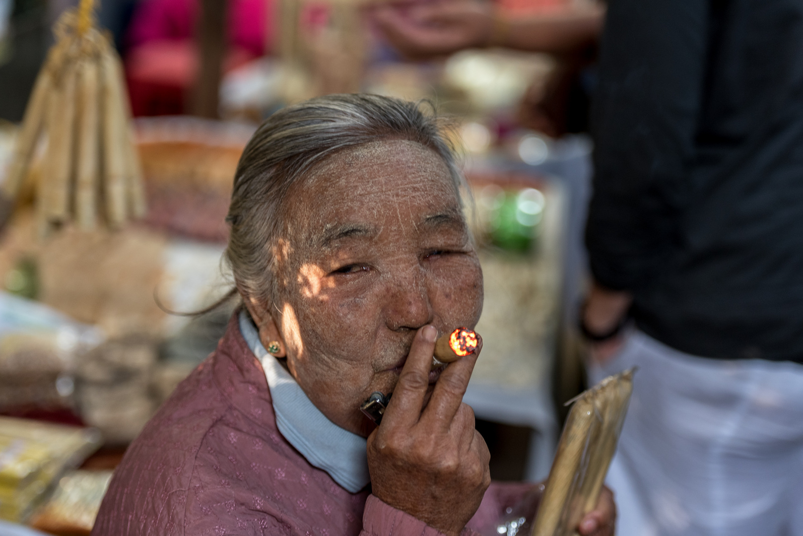 Bagan Cheroot Zigarrenraucherin