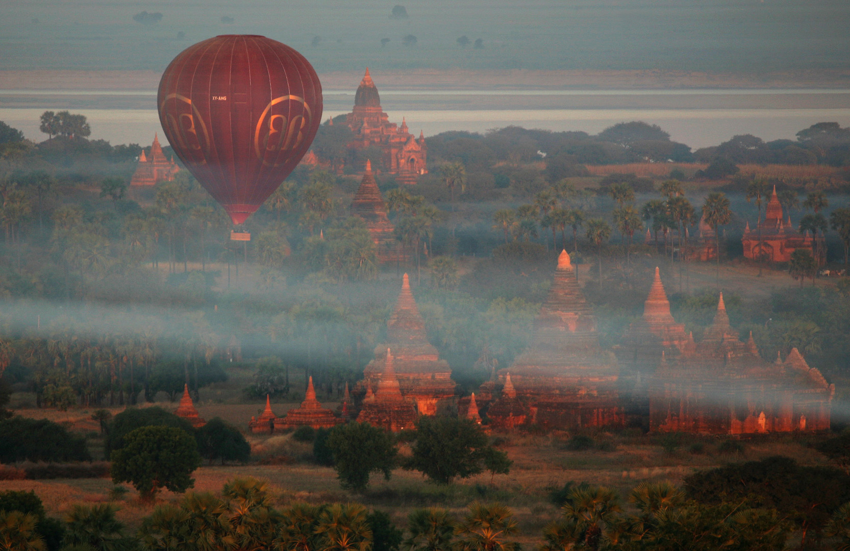 Bagan im Morgennebel