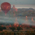 Bagan im Morgennebel