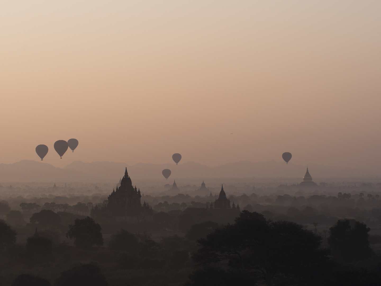 Bagan, Myanmar  -  Pagoden im Morgenlicht