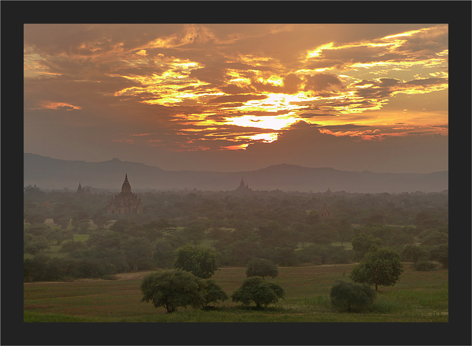 Bagan versank langsam im Dunst