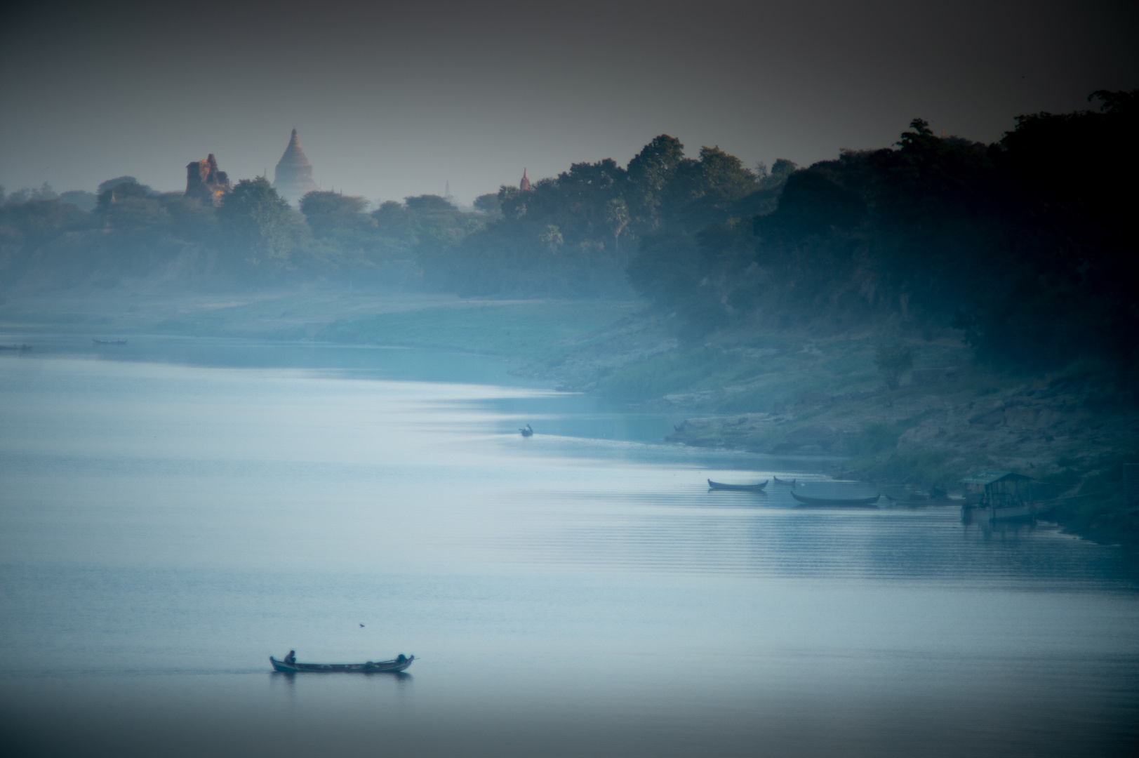 Bagan vom Fluß Irrawaddy aus gesehen am frühen Morgen