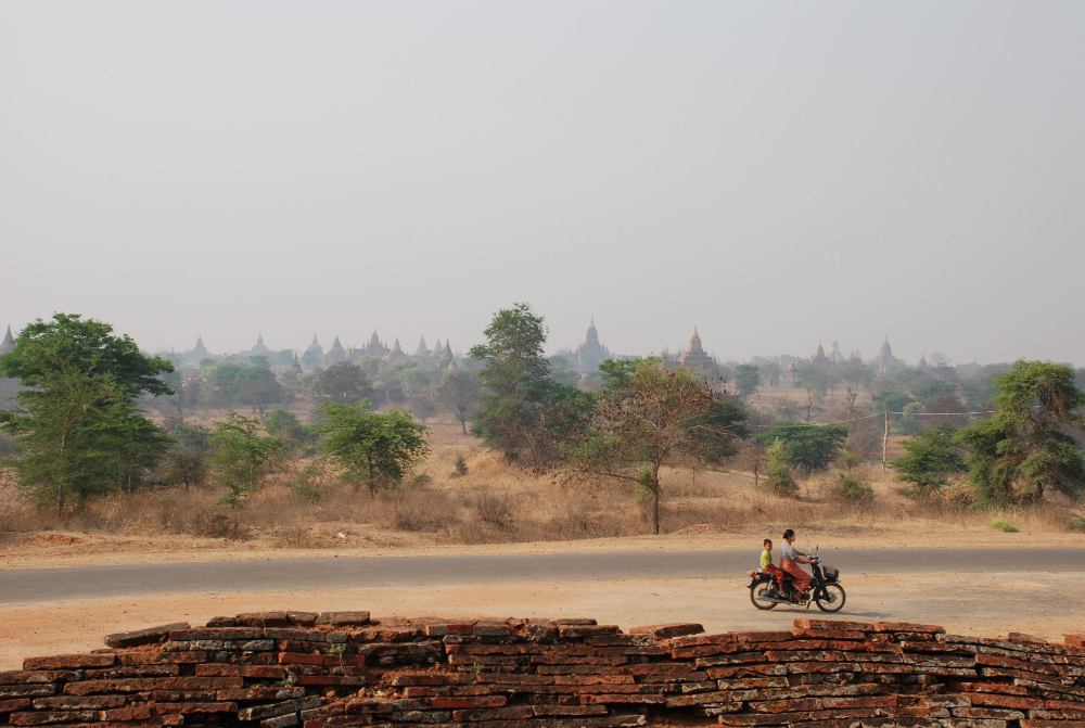 Bagan`s Skyline mit Motorrad