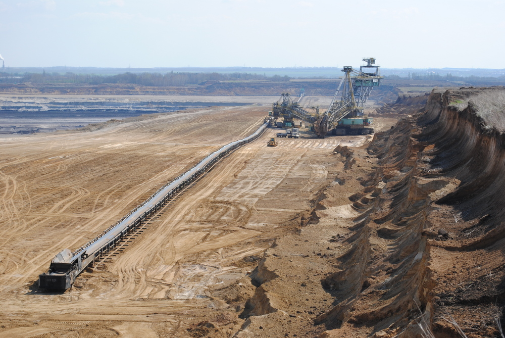 Bagger "am Bande" mit Böschung