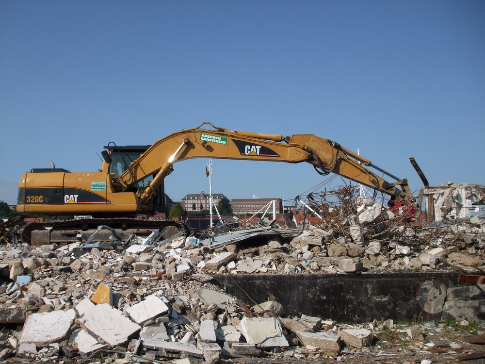 Bagger am Kailagerschuppen in Flensburg, nach getaner Arbeit (...)