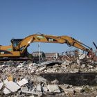 Bagger am Kailagerschuppen in Flensburg, nach getaner Arbeit (...)