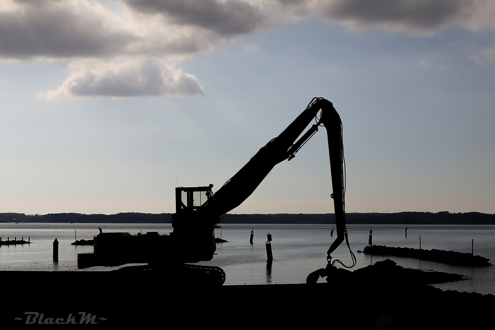 Bagger an der Flensburger Förde