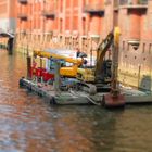 Bagger auf einem Schwimmponton in der Hamburger Speicherstadt