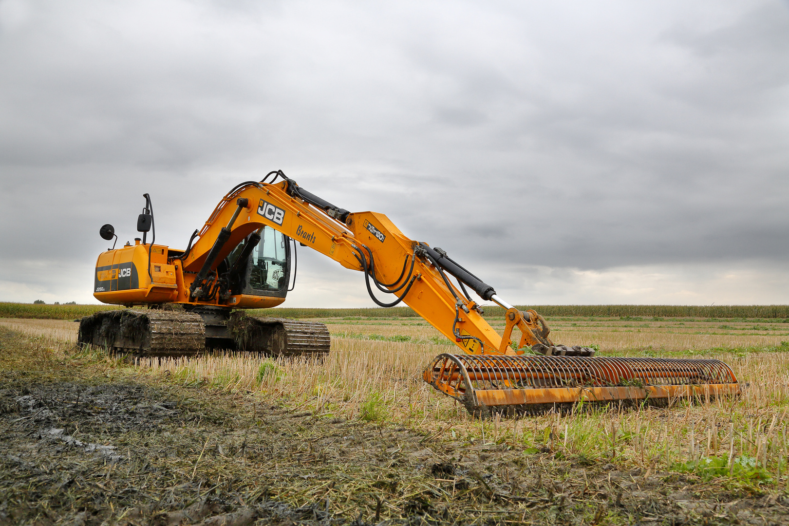 Bagger auf einem Stoppelfeld in Ostfriesland