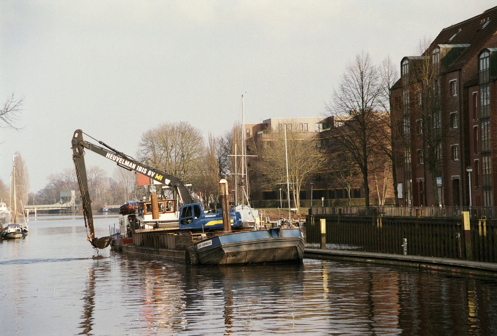 Bagger baggert im Oldenburger Hafen