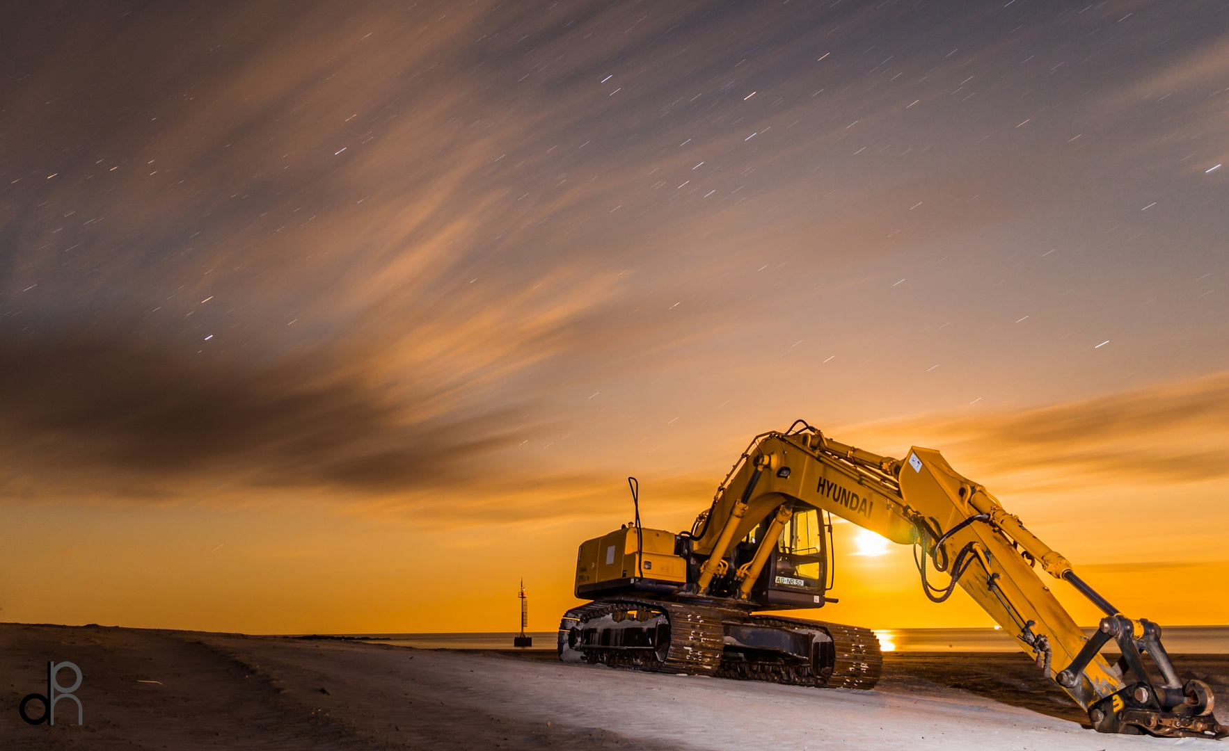 Bagger bei Mondlicht auf der Helgoländer Düne