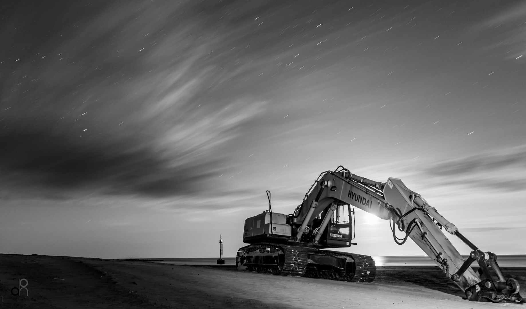 Bagger bei Mondlicht auf der Helgoländer Düne in SW