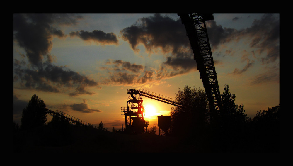 ...bagger bei sonnenuntergang...