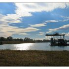 Bagger im See mit blauem Himmel