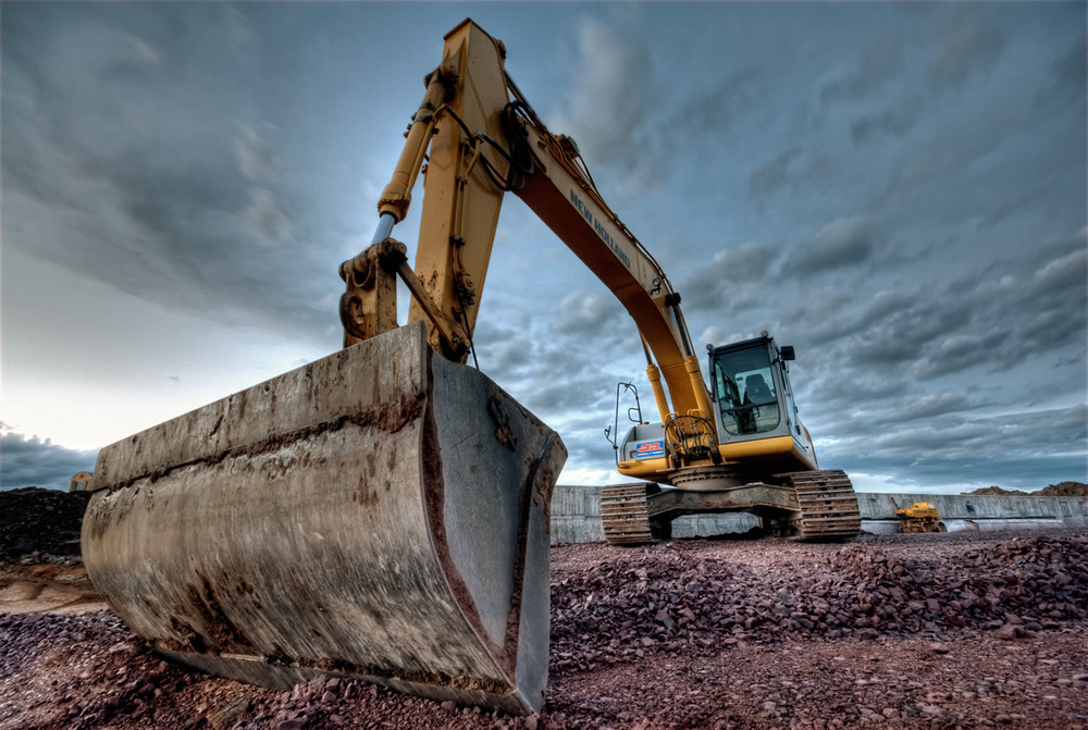 Bagger in der Abenddämmerung