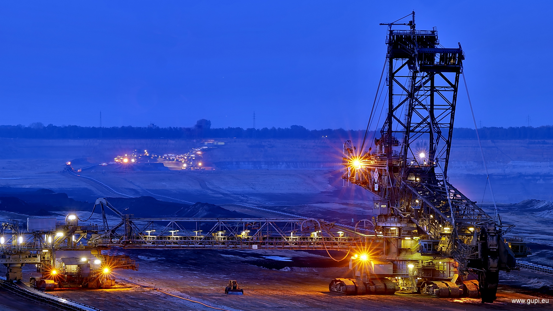 Bagger mit Bandbrücke und Bandladegerät