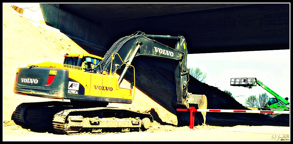 Bagger mit Schranke und Gegenüber