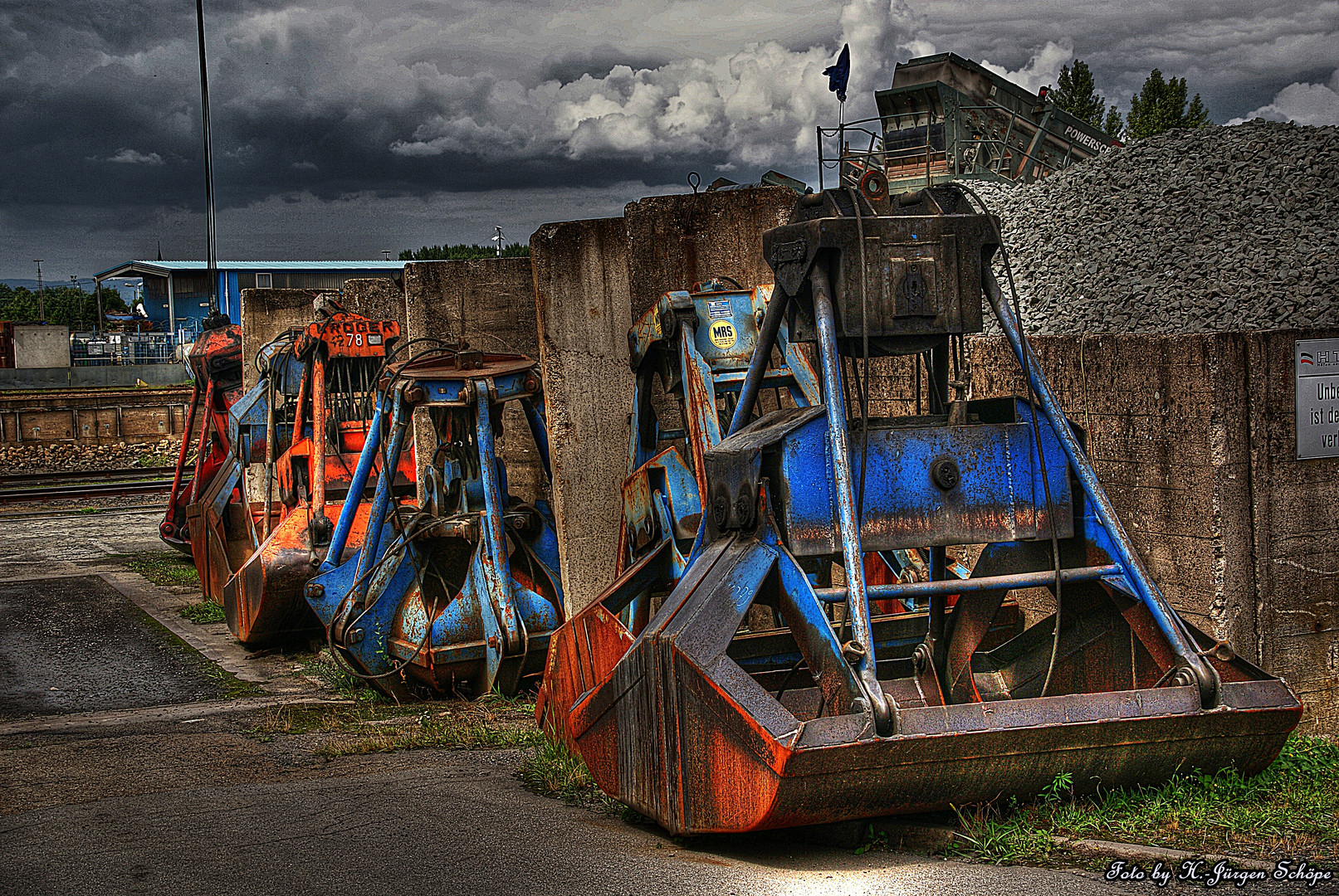 Bagger schaufeln vom Kran der Harpener Bergbau AG Gustavsburg Hafen