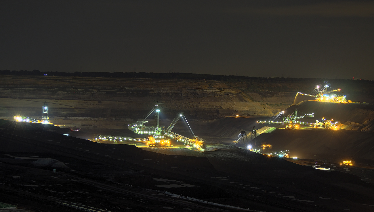 Bagger und Absetzer bei Nacht