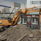 Bagger vor der Berliner Mauer