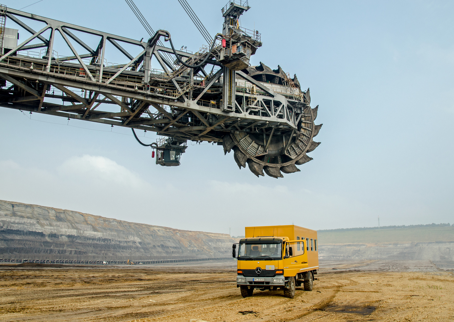 Bagger vs. LKW