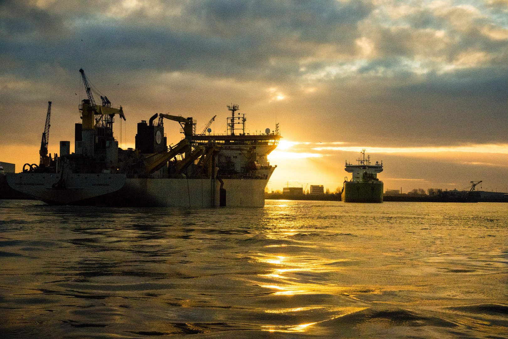 baggerballet im Hamburger Hafen