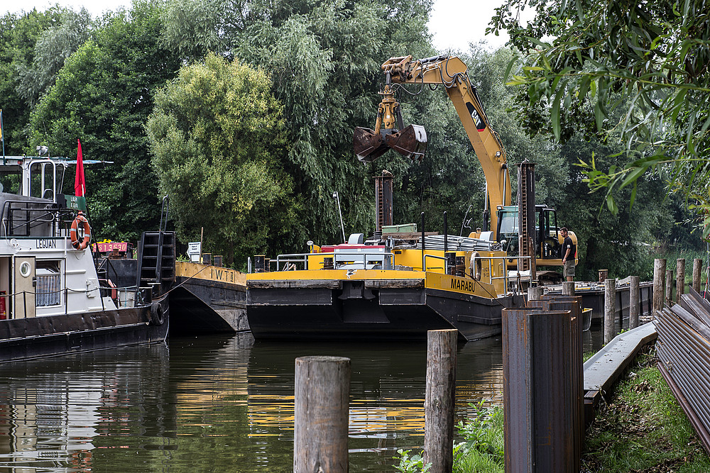 Baggern am Kanal