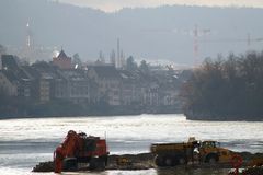 Baggern mitten im Rhein