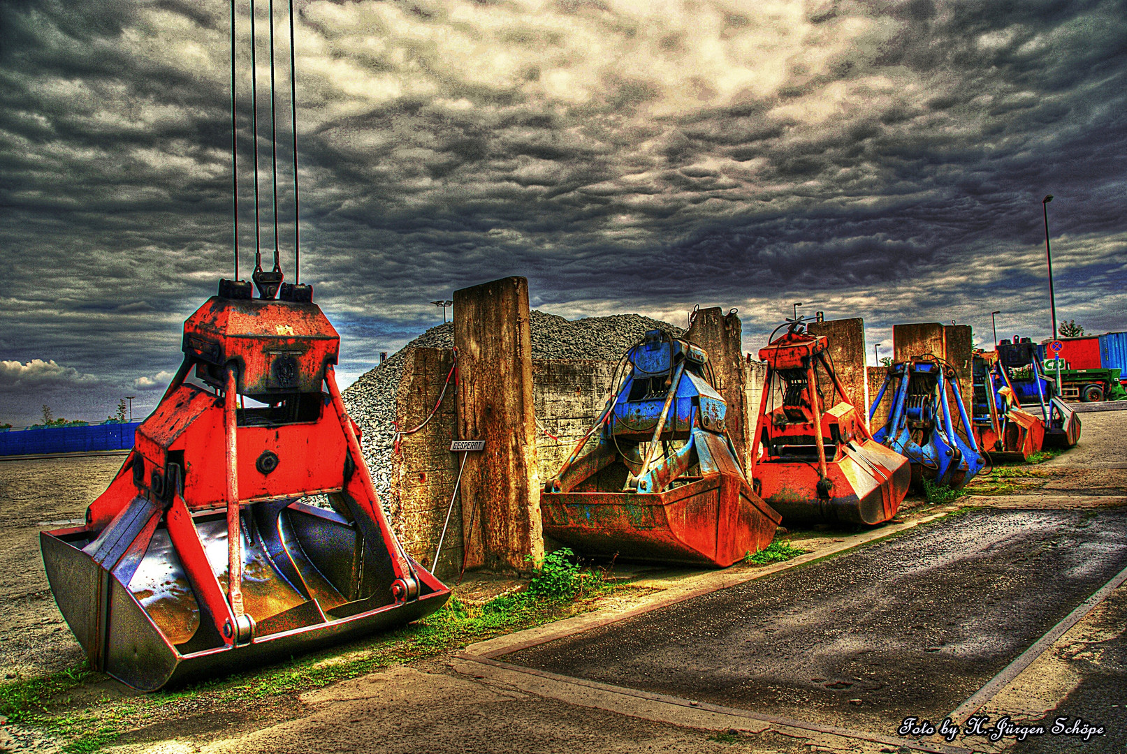 Baggerschaufeln vom Kran der Harpener Bergbau AG Gustavsburg Hafen