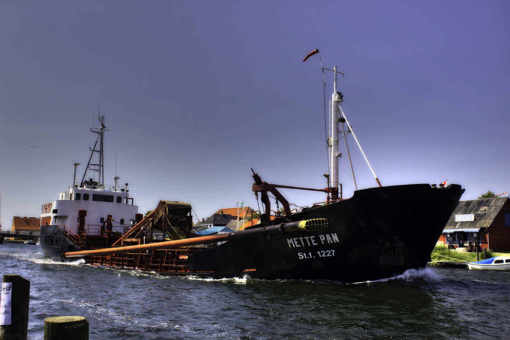 Baggerschiff an der Insel Enø