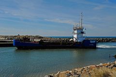 Baggerschiff bei der Einfahrt in den kleinen Hafen von Thorsminde (Midtjylland, DK)