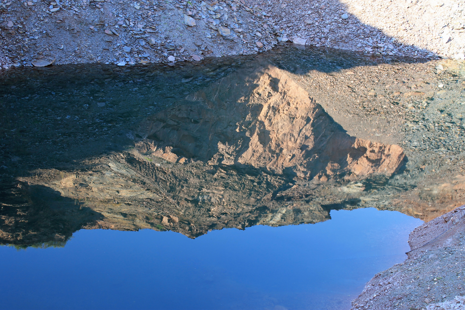 Baggersee im Steinbruch mit Spiegelung