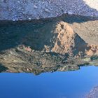 Baggersee im Steinbruch mit Spiegelung