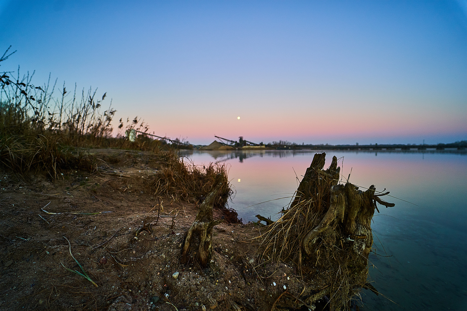 Baggersee Karlsdorf morgens bei Vollmond