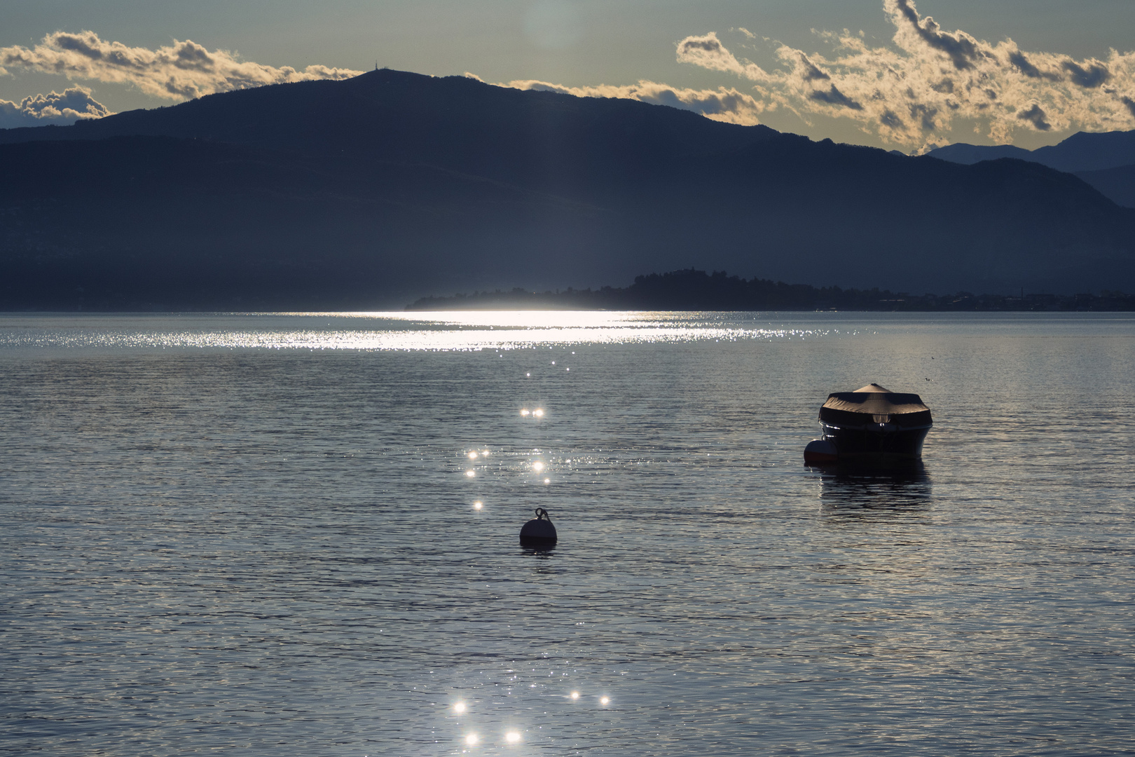 Bagliori sul lago