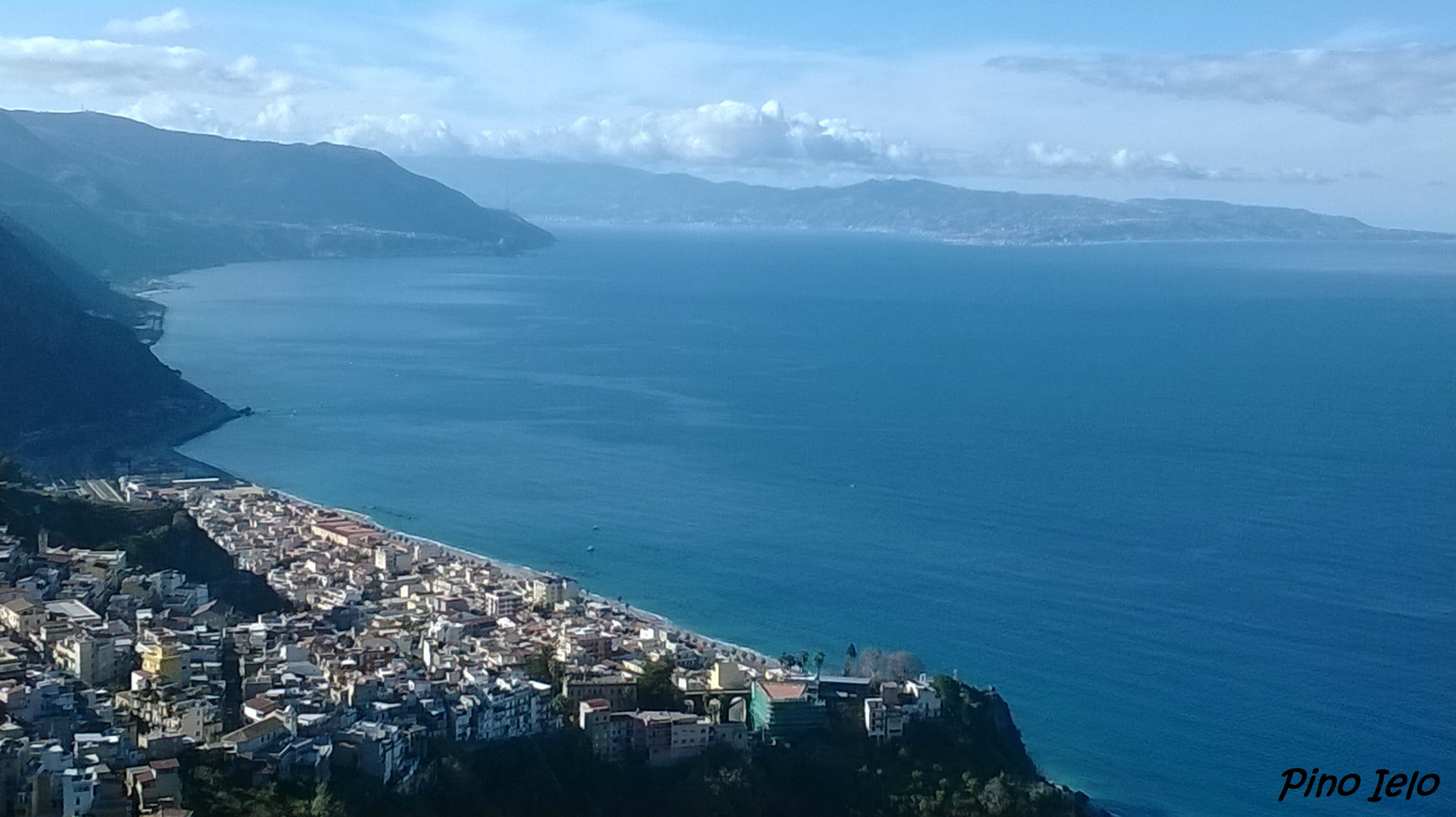 Bagnara Calabra con lo sfondo dello Stretto di Messina