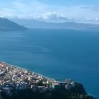 Bagnara Calabra con lo sfondo dello Stretto di Messina